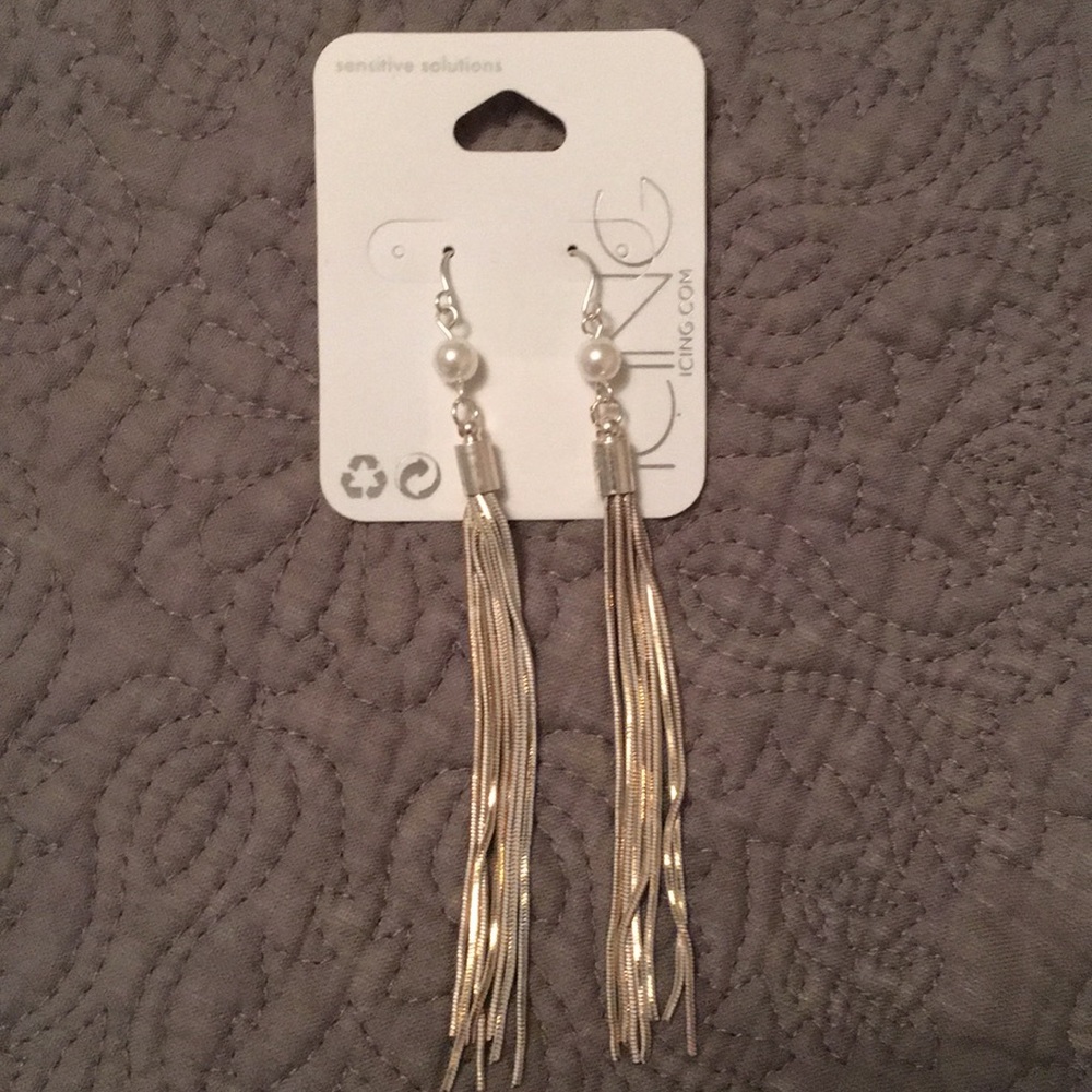 Dangle earrings with pearl